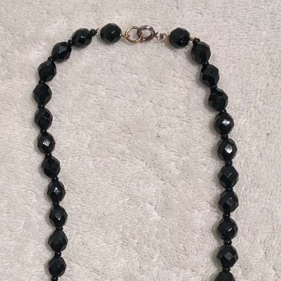 ♦️ B2G1FREE ♦️ Black shiny hexagonal shaped beads - Picture 3 of 3